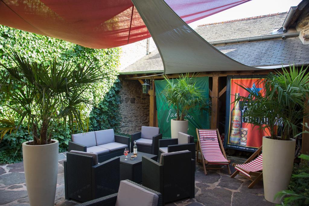 Le Cafe Du Village - Bar A Cocktails & A Ambiance Lohéac Eksteriør billede