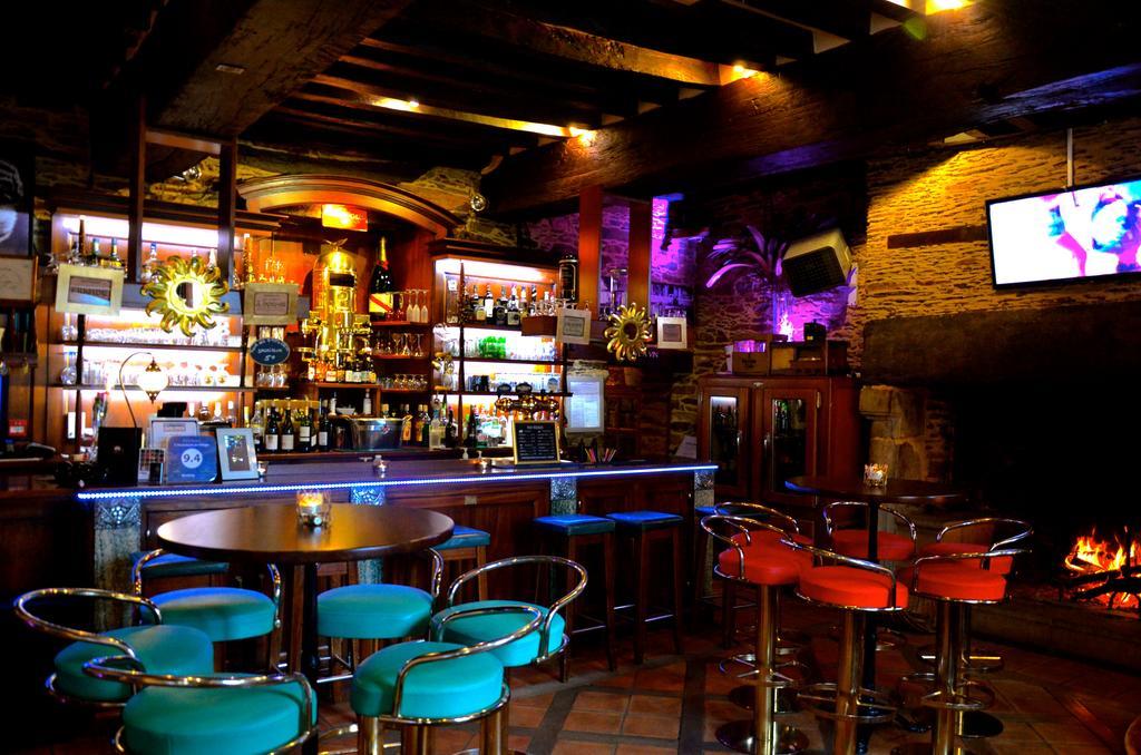 Le Cafe Du Village - Bar A Cocktails & A Ambiance Lohéac Eksteriør billede