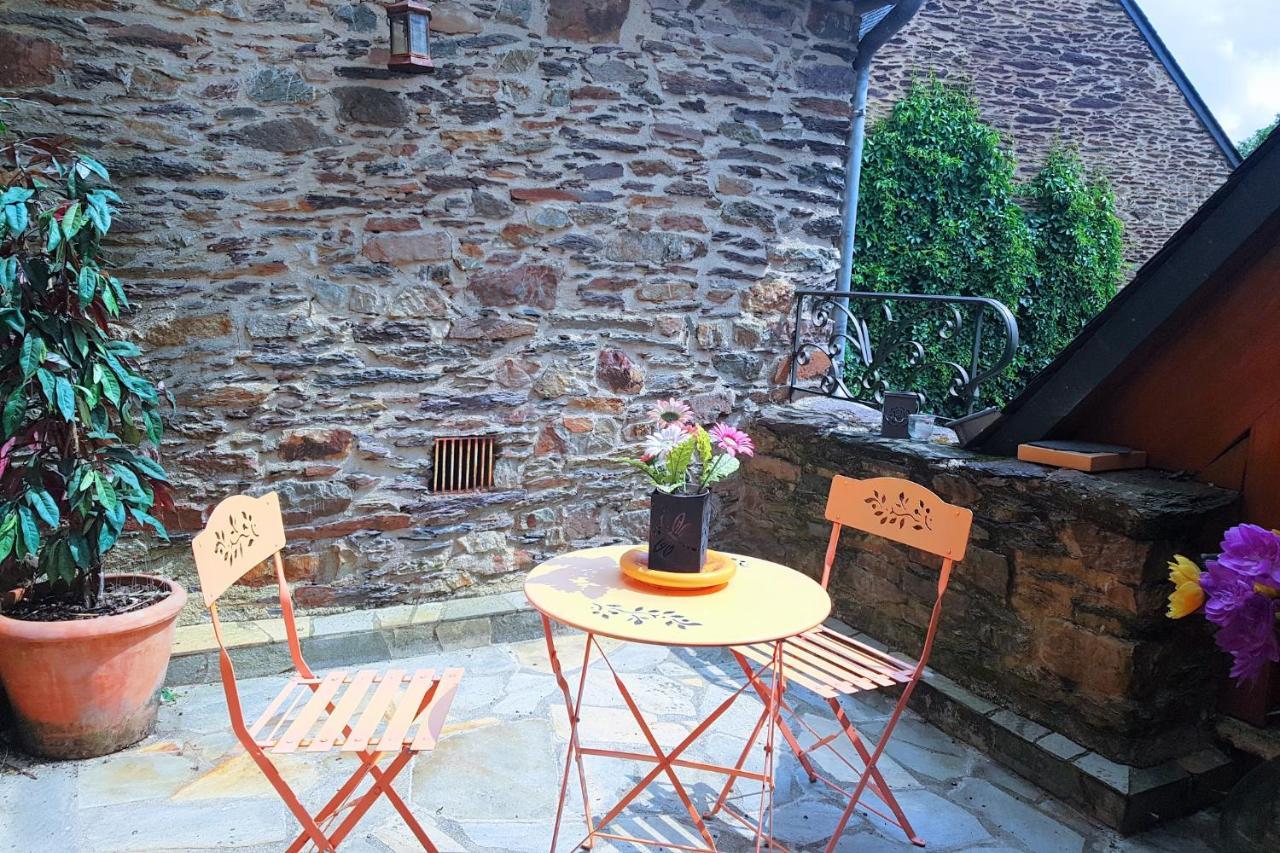 Le Cafe Du Village - Bar A Cocktails & A Ambiance Lohéac Eksteriør billede